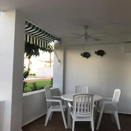 Bajo Con Piscina Y Jardin En アパート *